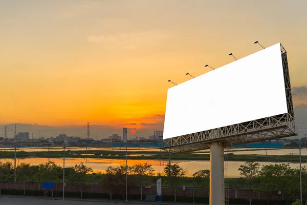 Alacakaranlık zaman yeni reklam için hazır boş billboard — Stok fotoğraf