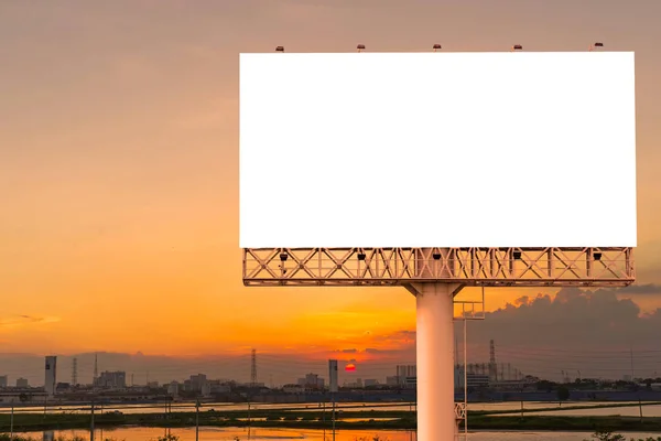 Prázdné billboard v twilight době připraven na Nový inzerát — Stock fotografie