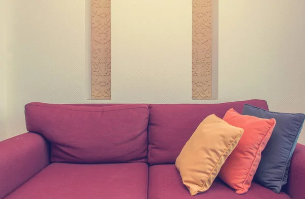 Украшение подушек на случайном диване в гостиной — стоковое фото