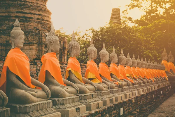 Buddhastaty med solnedgång i ttemple av Wat Yai Chai Mongkol i — Stockfoto