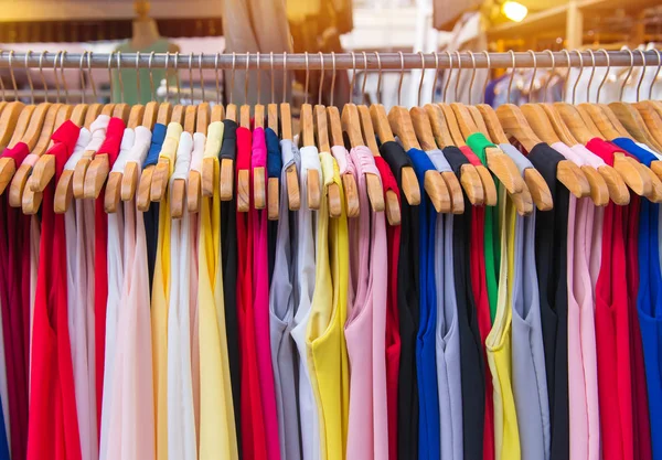 Színes ruhák divat lefagy a polcon a bolhapiacon vásárlás — Stock Fotó