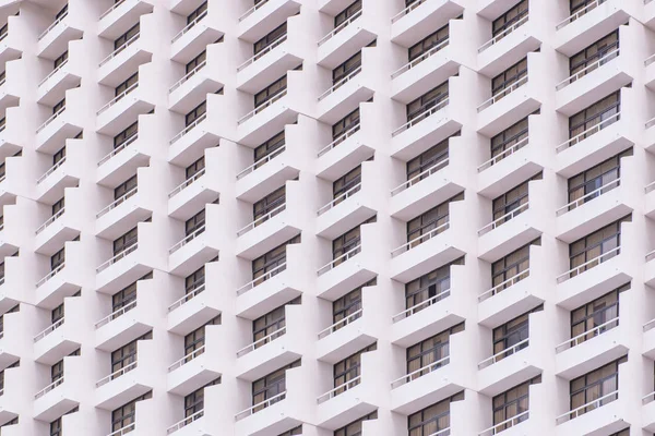 Balcón del edificio de apartamentos en la ciudad — Foto de Stock