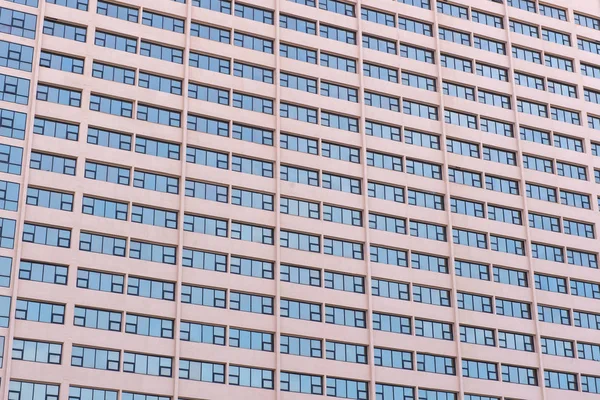 Balkon van appartement gebouw in de stad — Stockfoto