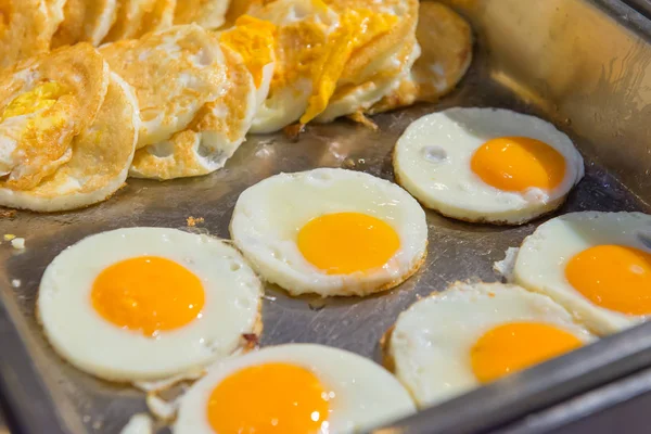 煎的鸡蛋堆盘子吃早饭 — 图库照片