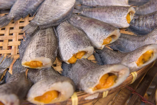 Trichogaster pectoralis, droge vis uit zout voor het koken — Stockfoto
