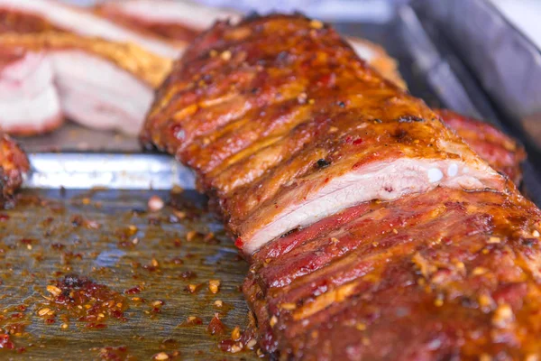 BBQ Schweinerippchen auf Grill auf dem Markt — Stockfoto