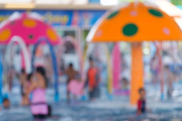 Borroso de Niño divirtiéndose en la piscina. Vacaciones de verano an — Foto de Stock