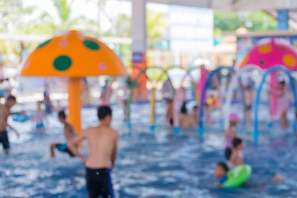 Borroso de Niño divirtiéndose en la piscina. Vacaciones de verano an —  Fotos de Stock