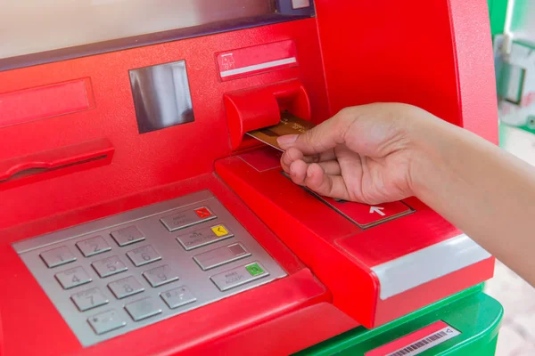 Вставьте кредитную карту в банкомат для снятия денег — стоковое фото