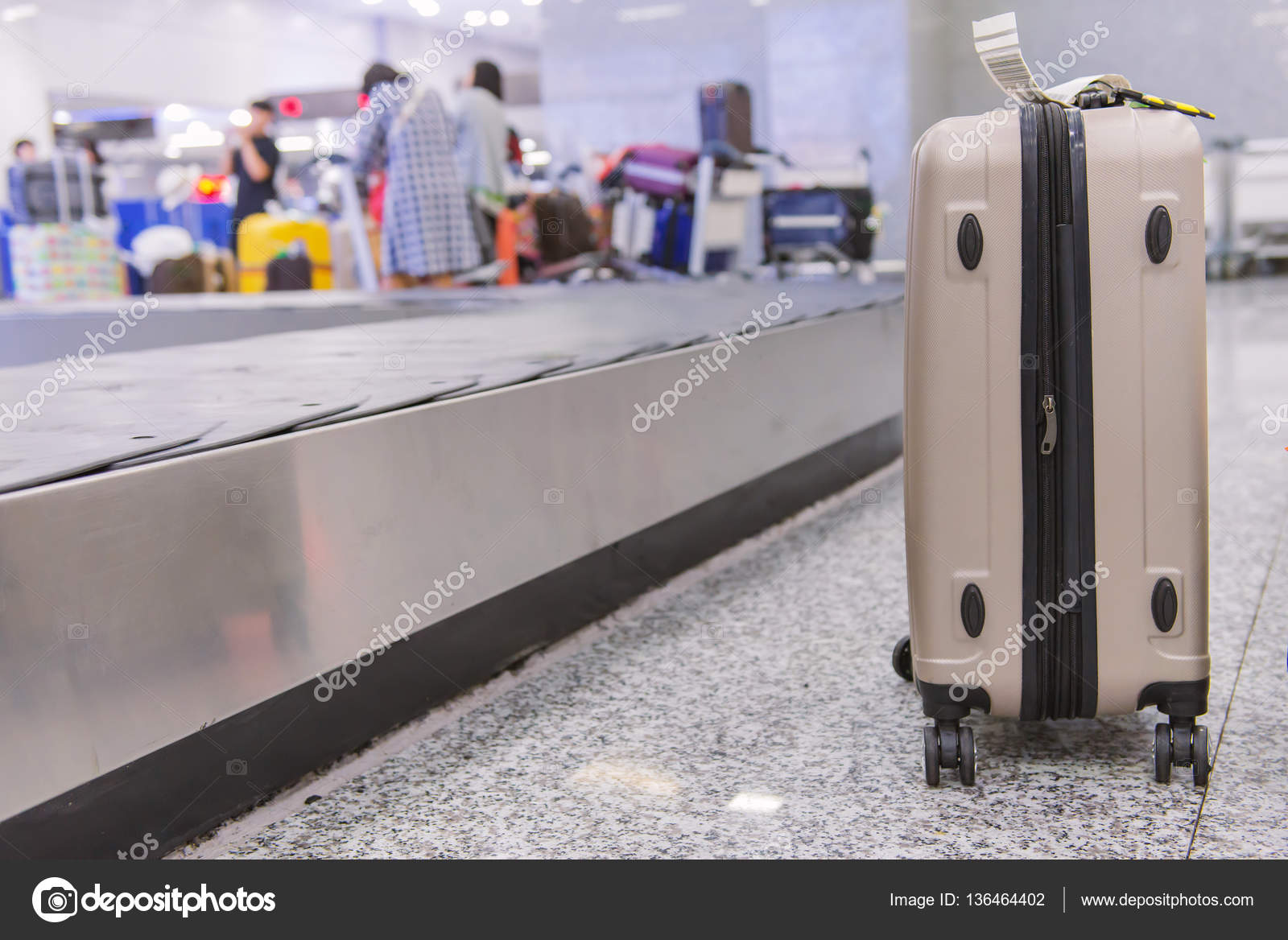 Suitcase or luggage with conveyor belt in the airport — Stock