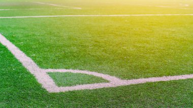 Yeşil futbol sahasında beyaz şerit.