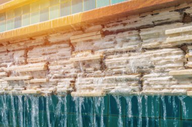 Tuğla Kiremit duvar ile su Güz