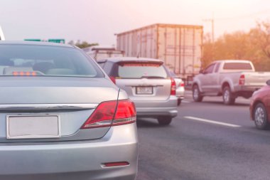 trafik sıkışıklığı otomobil yolda rush hour sırasında satırlarla