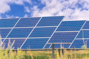 Santral yenilenebilir güneş enerjisi mavi gökyüzü ile kullanma