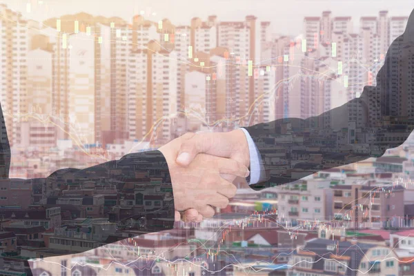 Business handshake con sfondo urbano, Doppia esposizione stile — Foto Stock