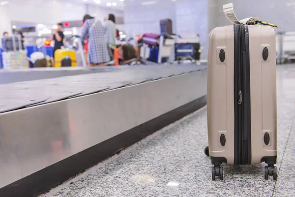 Mala ou bagagem com correia transportadora no aeroporto — Fotografia de Stock