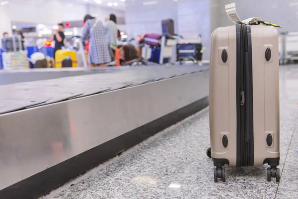 Valigia o bagaglio con nastro trasportatore in aeroporto — Foto Stock