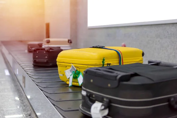 Koffer of bagage met transportband op de luchthaven — Stockfoto