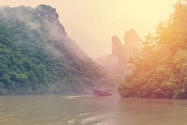 Gite in barca sul lago Baofeng paesaggi a Zhangjiajie Cina — Foto Stock