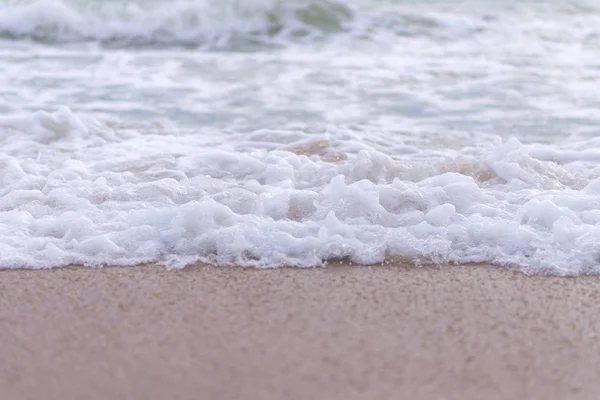 Onda na praia tropical em Pattaya Tailândia — Fotografia de Stock