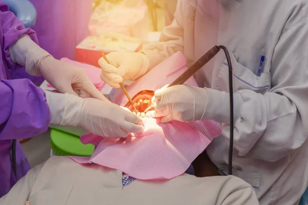 Zahnarzt reinigt Patienten mit Ultraschallgerät — Stockfoto
