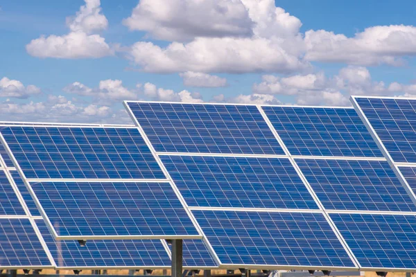 Central elétrica que utiliza energia solar renovável com céu azul — Fotografia de Stock