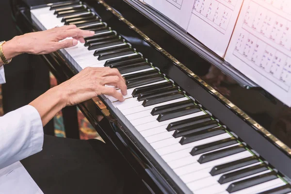 Manos de músico en sintetizador de teclado musical electrónico — Foto de Stock