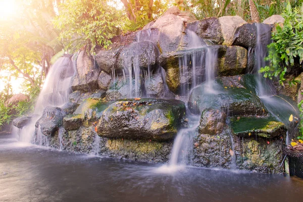 Waterval in de tuin op het openbare park — Stockfoto