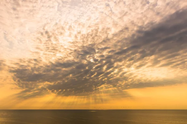 Rays of light shining down from the sky cloud with sea — Stock Photo, Image