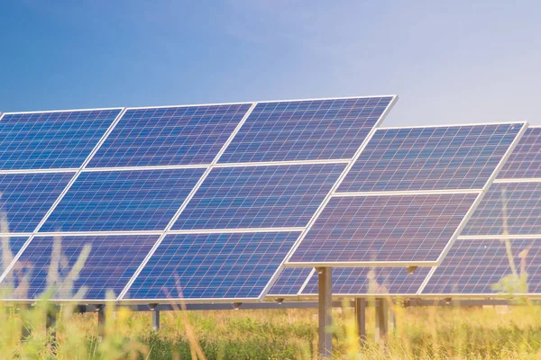 Central elétrica que utiliza energia solar renovável com céu azul — Fotografia de Stock