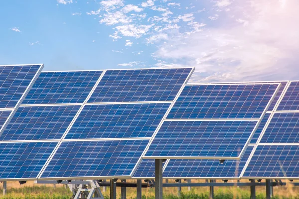 Kraftwerk mit erneuerbarer Sonnenenergie bei blauem Himmel — Stockfoto