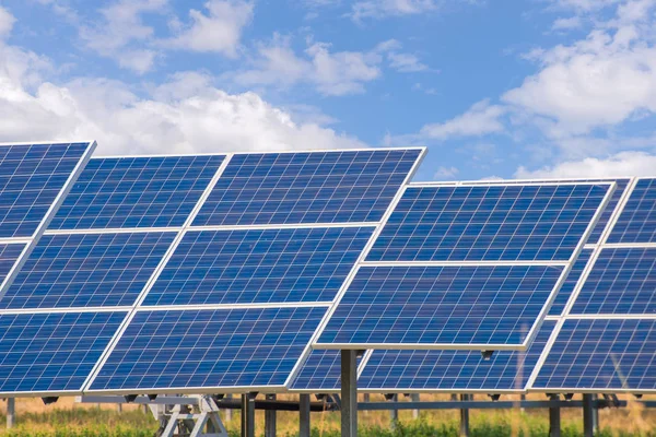 Power plant using renewable solar energy with blue sky — Stock Photo, Image