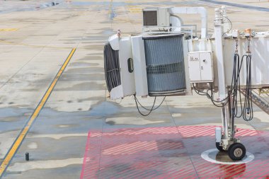 Uluslararası havaalanında yolcu yük kapısı