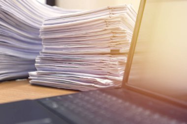 bilgisayar Defter ve belgeler üzerinde Resepsiyon için yüksek bekleyen kadar yığını