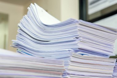 yüksek yönetilmesi için bekleyen belgeler masa yığını