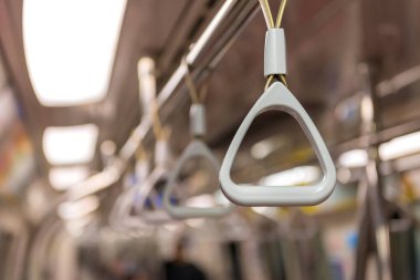 Tavanda bir otobüs içinde ayakta yolcu için kolları