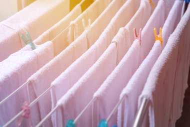 güneşli günde clothesline üzerinde beyaz havlu