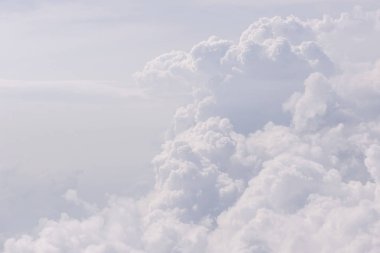 Mavi gökyüzü ve bulutlar uçağın penceresinden görüldüğü gibi