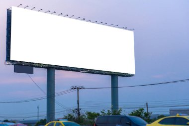 Alacakaranlık zaman yeni reklam için hazır boş billboard