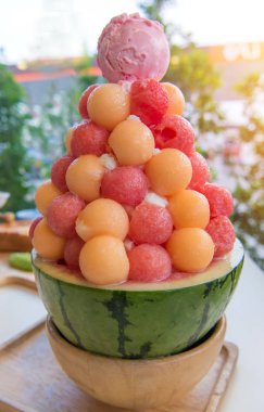 Dondurma Sweetened yoğunlaştırılmış süt ile karışık meyve