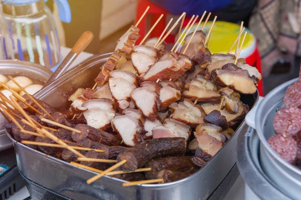 Parrilla de cerdo en palo de bambú en el mercado — Foto de Stock