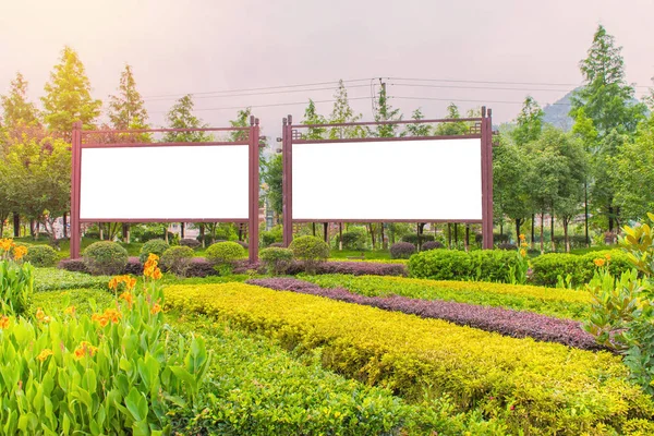 Prázdný billboard připravený na novou reklamu v zóně zeleného parku — Stock fotografie