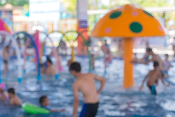 Blurred of Child s'amuser dans la piscine. Vacances d'été an — Photo