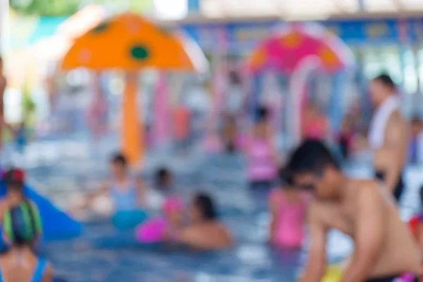 Розмиті діти розважаються у басейні. Літні канікули — стокове фото