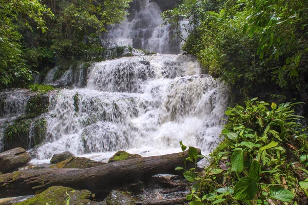 Bela cachoeira na floresta tropical em phu tub berk montanha phet — Fotografia de Stock