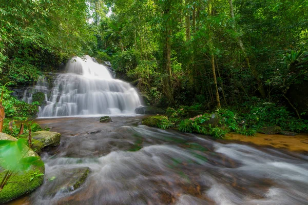 Vackra vattenfall i regnskogen på phu badkar berk mountain phet — Stockfoto