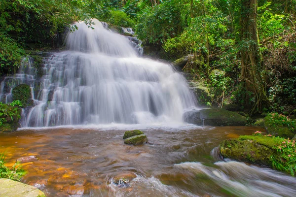 Vackra vattenfall i regnskogen på phu badkar berk mountain phet — Stockfoto