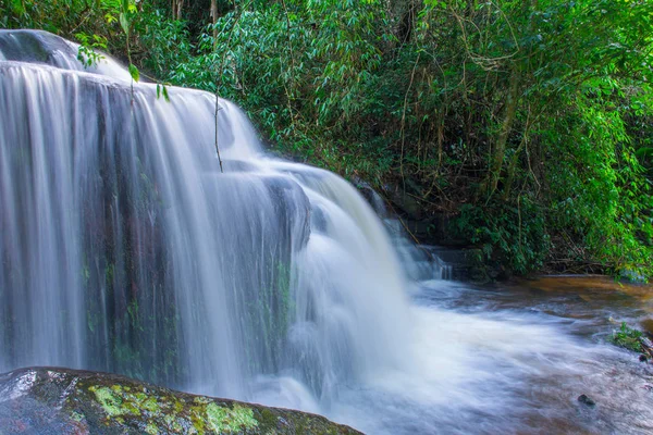 Wodospad w Las deszczowy w phu z hydromasażem berk góry phet — Zdjęcie stockowe