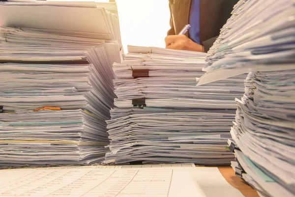 Documents on desk stack up high waiting to be managed — Stock Photo, Image