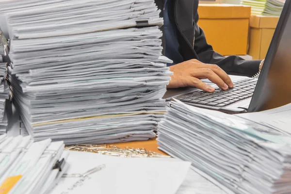 Documents on desk stack up high waiting to be managed — Stock Photo, Image